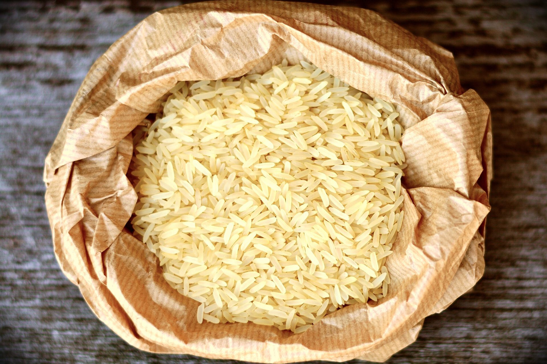 Reis in Korb